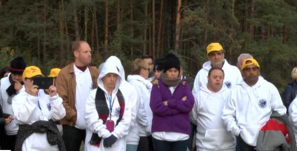 חברי המשלחת ביער